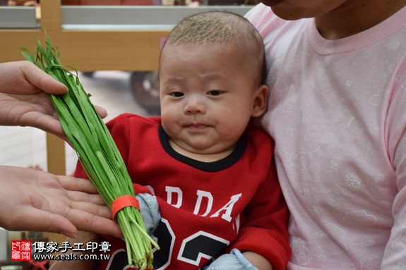 剃胎毛、滿月剃頭、嬰兒剃頭、嬰兒理髮、嬰兒剃髮、嬰兒剃胎毛、嬰兒滿月剃頭、寶寶剃頭、剃胎毛儀式、剃胎毛吉祥話、滿月剃頭儀式、滿月剃頭吉祥話、寶寶剃胎毛、寶寶滿月剃頭理髮、新北永和區剃胎毛、新北永和區滿月剃頭、新北永和區嬰兒剃頭剃胎毛、新北永和區嬰兒理髮、新北永和區嬰兒剃髮、洪寶寶(新北永和區嬰兒寶寶滿月剃頭理髮、免費嬰兒剃胎毛儀式吉祥話)。中國風會場，爸媽寶貝免費穿「日中韓」古裝禮服。專業拍照、DVD光碟、證書。★購買「臍帶章、肚臍章、胎毛筆刷印章」贈送：剃頭、收涎、抓周，三選一。2017.01.02 照片10