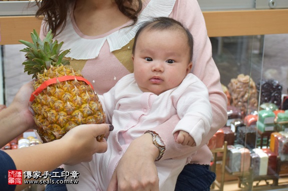 剃胎毛、滿月剃頭、嬰兒剃頭、嬰兒理髮、嬰兒剃髮、嬰兒剃胎毛、嬰兒滿月剃頭、寶寶剃頭、剃胎毛儀式、剃胎毛吉祥話、滿月剃頭儀式、滿月剃頭吉祥話、寶寶剃胎毛、寶寶滿月剃頭理髮、新北永和區剃胎毛、新北永和區滿月剃頭、新北永和區嬰兒剃頭剃胎毛、新北永和區嬰兒理髮、新北永和區嬰兒剃髮、謝寶寶(新北永和區嬰兒寶寶滿月剃頭理髮、免費嬰兒剃胎毛儀式吉祥話)。中國風會場，爸媽寶貝免費穿「日中韓」古裝禮服。專業拍照、DVD光碟、證書。★購買「臍帶章、肚臍章、胎毛筆刷印章」贈送：剃頭、收涎、抓周，三選一。2017.02.22 照片14