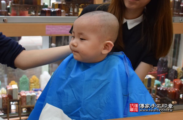 剃胎毛、滿月剃頭、嬰兒剃頭、嬰兒理髮、嬰兒剃髮、嬰兒剃胎毛、嬰兒滿月剃頭、寶寶剃頭、剃胎毛儀式、剃胎毛吉祥話、滿月剃頭儀式、滿月剃頭吉祥話、寶寶剃胎毛、寶寶滿月剃頭理髮、新北永和區剃胎毛、新北永和區滿月剃頭、新北永和區嬰兒剃頭剃胎毛、新北永和區嬰兒理髮、新北永和區嬰兒剃髮、李寶寶(新北永和區嬰兒寶寶滿月剃頭理髮、免費嬰兒剃胎毛儀式吉祥話)。中國風會場，爸媽寶貝免費穿「日中韓」古裝禮服。專業拍照、DVD光碟、證書。★購買「臍帶章、肚臍章、胎毛筆刷印章」贈送：剃頭、收涎、抓周，三選一。2016.04.09  照片19