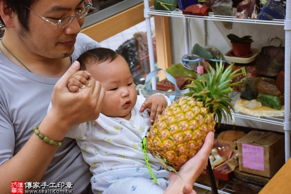 剃胎毛、滿月剃頭、嬰兒剃頭、嬰兒理髮、嬰兒剃髮、嬰兒剃胎毛、嬰兒滿月剃頭、寶寶剃頭、剃胎毛儀式、剃胎毛吉祥話、滿月剃頭儀式、滿月剃頭吉祥話、寶寶剃胎毛、寶寶滿月剃頭理髮、新北永和區剃胎毛、新北永和區滿月剃頭、新北永和區嬰兒剃頭剃胎毛、新北永和區嬰兒理髮、新北永和區嬰兒剃髮、林寶寶(新北永和區嬰兒寶寶滿月剃頭理髮、免費嬰兒剃胎毛儀式吉祥話)。中國風會場，爸媽寶貝免費穿「日中韓」古裝禮服。專業拍照、DVD光碟、證書。★購買「臍帶章、肚臍章、胎毛筆刷印章」贈送：剃頭、收涎、抓周，三選一。2016.04.30  照片14