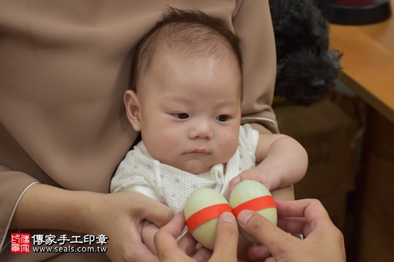 剃胎毛、滿月剃頭、嬰兒剃頭、嬰兒理髮、嬰兒剃髮、嬰兒剃胎毛、嬰兒滿月剃頭、寶寶剃頭、剃胎毛儀式、剃胎毛吉祥話、滿月剃頭儀式、滿月剃頭吉祥話、寶寶剃胎毛、寶寶滿月剃頭理髮、 新北市永和地區剃胎毛、新北市永和地區滿月剃頭、新北市永和地區嬰兒剃頭剃胎毛、新北市永和地區嬰兒理髮、新北市嬰兒剃髮、劉寶寶(新北永和區嬰兒寶寶滿月剃頭理髮、免費嬰兒剃胎毛儀式吉祥話)。中國風會場，爸媽寶貝免費穿「日中韓」古裝禮服。專業拍照、DVD光碟、證書。★購買「臍帶章、肚臍章、胎毛筆刷印章」贈送：剃頭、收涎、抓周，三選一。2017.09.09照片4
