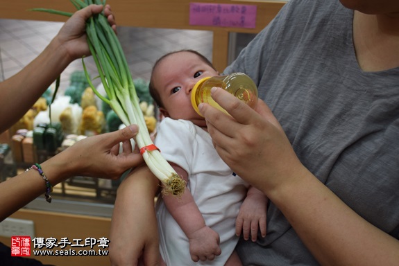 剃胎毛、滿月剃頭、嬰兒剃頭、嬰兒理髮、嬰兒剃髮、嬰兒剃胎毛、嬰兒滿月剃頭、寶寶剃頭、剃胎毛儀式、剃胎毛吉祥話、滿月剃頭儀式、滿月剃頭吉祥話、寶寶剃胎毛、寶寶滿月剃頭理髮、 新北市永和地區剃胎毛、新北市永和地區滿月剃頭、新北市永和地區嬰兒剃頭剃胎毛、新北市永和地區嬰兒理髮、新北市嬰兒剃髮、鄭寶寶(新北永和區嬰兒寶寶滿月剃頭理髮、免費嬰兒剃胎毛儀式吉祥話)。中國風會場，爸媽寶貝免費穿「日中韓」古裝禮服。專業拍照、DVD光碟、證書。★購買「臍帶章、肚臍章、胎毛筆刷印章」贈送：剃頭、收涎、抓周，三選一。2017.09.30照片12