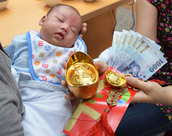 東東寶寶(台中北區嬰兒寶寶滿月剃頭理髮、免費嬰兒剃胎毛儀式吉祥話)。中國風會場，爸媽寶貝免費穿「日中韓」古裝禮服。專業拍照、DVD光碟、證書。★購買「臍帶章、肚臍章、胎毛筆刷印章」贈送：剃頭、收涎、抓周，三選一。 2015.05.09 照片13