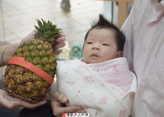 梁寶寶(新北永和區嬰兒寶寶滿月剃頭理髮、免費嬰兒剃胎毛儀式吉祥話)。中國風會場，爸媽寶貝免費穿「日中韓」古裝禮服。專業拍照、DVD光碟、證書。★購買「臍帶章、肚臍章、胎毛筆刷印章」贈送：剃頭、收涎、抓周，三選一。 2015.12.05 照片10