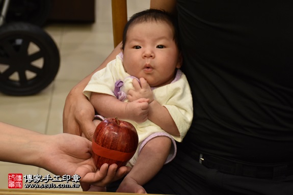 剃胎毛、滿月剃頭、嬰兒剃頭、嬰兒理髮、嬰兒剃髮、嬰兒剃胎毛、嬰兒滿月剃頭、寶寶剃頭、剃胎毛儀式、剃胎毛吉祥話、滿月剃頭儀式、滿月剃頭吉祥話、寶寶剃胎毛、寶寶滿月剃頭理髮、 新竹湖口區剃胎毛、新竹湖口區滿月剃頭、 新竹湖口區嬰兒剃頭剃胎毛、新竹湖口區嬰兒理髮、新竹湖口區嬰兒剃髮、葉寶寶(新竹湖口區到府嬰兒寶寶滿月剃頭理髮、免費到府嬰兒剃胎毛儀式吉祥話)。到府剃頭剃胎毛主持、專業拍照、DVD光碟、證書。★購買「臍帶章、肚臍章、胎毛筆刷印章」贈送：剃頭、收涎、抓周，三選一。2017.05.07  照片8