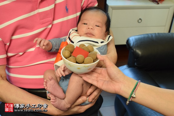 剃胎毛、滿月剃頭、嬰兒剃頭、嬰兒理髮、嬰兒剃髮、嬰兒剃胎毛、嬰兒滿月剃頭、寶寶剃頭、剃胎毛儀式、剃胎毛吉祥話、滿月剃頭儀式、滿月剃頭吉祥話、寶寶剃胎毛、寶寶滿月剃頭理髮、 新北中和區剃胎毛、新北中和區滿月剃頭、 新北中和區嬰兒剃頭剃胎毛、新北中和區嬰兒理髮、新北中和區嬰兒剃髮、陳寶寶(新北中和區到府嬰兒寶寶滿月剃頭理髮、免費到府嬰兒剃胎毛儀式吉祥話)。到府剃頭剃胎毛主持、專業拍照、DVD光碟、證書。★購買「臍帶章、肚臍章、胎毛筆刷印章」贈送：剃頭、收涎、抓周，三選一。2017.06.10  照片7