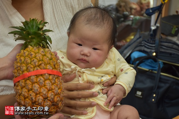 剃胎毛、滿月剃頭、嬰兒剃頭、嬰兒理髮、嬰兒剃髮、嬰兒剃胎毛、嬰兒滿月剃頭、寶寶剃頭、剃胎毛儀式、剃胎毛吉祥話、滿月剃頭儀式、滿月剃頭吉祥話、寶寶剃胎毛、寶寶滿月剃頭理髮、新北永和區剃胎毛、新北永和區滿月剃頭、新北永和區嬰兒剃頭剃胎毛、新北永和區嬰兒理髮、新北永和區嬰兒剃髮、黃寶寶(新北永和區嬰兒寶寶滿月剃頭理髮、免費嬰兒剃胎毛儀式吉祥話)。中國風會場，爸媽寶貝免費穿「日中韓」古裝禮服。專業拍照、DVD光碟、證書。★購買「臍帶章、肚臍章、胎毛筆刷印章」贈送：剃頭、收涎、抓周，三選一。2017.07.26 照片11