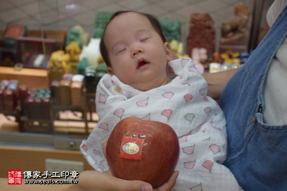 剃胎毛、滿月剃頭、嬰兒剃頭、嬰兒理髮、嬰兒剃髮、嬰兒剃胎毛、嬰兒滿月剃頭、寶寶剃頭、剃胎毛儀式、剃胎毛吉祥話、滿月剃頭儀式、滿月剃頭吉祥話、寶寶剃胎毛、寶寶滿月剃頭理髮、 新北市永和地區剃胎毛、新北市永和地區滿月剃頭、新北市永和地區嬰兒剃頭剃胎毛、新北市永和地區嬰兒理髮、新北市嬰兒剃髮、江寶寶(新北永和區)嬰兒寶寶滿月剃頭理髮、免費嬰兒剃胎毛儀式吉祥話)。中國風會場，爸媽寶貝免費穿「日中韓」古裝禮服。專業拍照、DVD光碟、證書。★購買「臍帶章、肚臍章、胎毛筆刷印章」贈送：剃頭、收涎、抓周，三選一。2017.09.04照片8