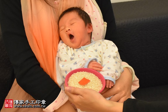 剃胎毛、滿月剃頭、嬰兒剃頭、嬰兒理髮、嬰兒剃髮、嬰兒剃胎毛、嬰兒滿月剃頭、寶寶剃頭、剃胎毛儀式、剃胎毛吉祥話、滿月剃頭儀式、滿月剃頭吉祥話、寶寶剃胎毛、寶寶滿月剃頭理髮、 新竹縣竹北地區剃胎毛、新竹縣竹北地區滿月剃頭、新竹縣竹北地區嬰兒剃頭剃胎毛、新竹縣竹北地區嬰兒理髮、新竹縣嬰兒剃髮、鄭寶寶(新竹竹北區到府嬰兒寶寶滿月剃頭理髮、免費到府嬰兒剃胎毛儀式吉祥話)。到府剃頭剃胎毛主持、專業拍照、DVD光碟、證書。★購買「臍帶章、肚臍章、胎毛筆刷印章」贈送：剃頭、收涎、抓周，三選一。2017.11.18照片6