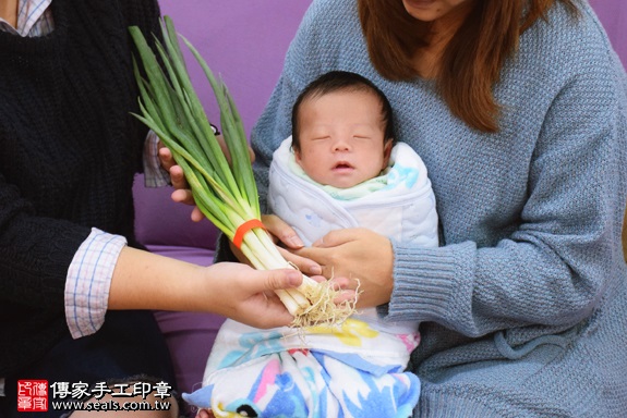 剃胎毛、滿月剃頭、嬰兒剃頭、嬰兒理髮、嬰兒剃髮、嬰兒剃胎毛、嬰兒滿月剃頭、寶寶剃頭、剃胎毛儀式、剃胎毛吉祥話、滿月剃頭儀式、滿月剃頭吉祥話、寶寶剃胎毛、寶寶滿月剃頭理髮、 新北市新店地區剃胎毛、新北市新店地區滿月剃頭、新北市新店地區嬰兒剃頭剃胎毛、新北市新店地區嬰兒理髮、新北市嬰兒剃髮、吳寶寶(新北新店區到府嬰兒寶寶滿月剃頭理髮、免費到府嬰兒剃胎毛儀式吉祥話)。到府剃頭剃胎毛主持、專業拍照、DVD光碟、證書。★購買「臍帶章、肚臍章、胎毛筆刷印章」贈送：剃頭、收涎、抓周，三選一。2017.12.14照片12