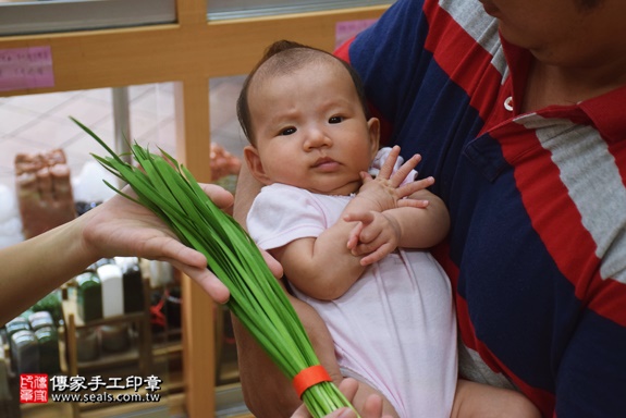 剃胎毛、滿月剃頭、嬰兒剃頭、嬰兒理髮、嬰兒剃髮、嬰兒剃胎毛、嬰兒滿月剃頭、寶寶剃頭、剃胎毛儀式、剃胎毛吉祥話、滿月剃頭儀式、滿月剃頭吉祥話、寶寶剃胎毛、寶寶滿月剃頭理髮、新北永和區剃胎毛、新北永和區滿月剃頭、新北永和區嬰兒剃頭剃胎毛、新北永和區嬰兒理髮、新北永和區嬰兒剃髮、張寶寶(新北永和區嬰兒寶寶滿月剃頭理髮、免費嬰兒剃胎毛儀式吉祥話)。中國風會場，爸媽寶貝免費穿「日中韓」古裝禮服。專業拍照、DVD光碟、證書。★購買「臍帶章、肚臍章、胎毛筆刷印章」贈送：剃頭、收涎、抓周，三選一。2016.10.24 照片10