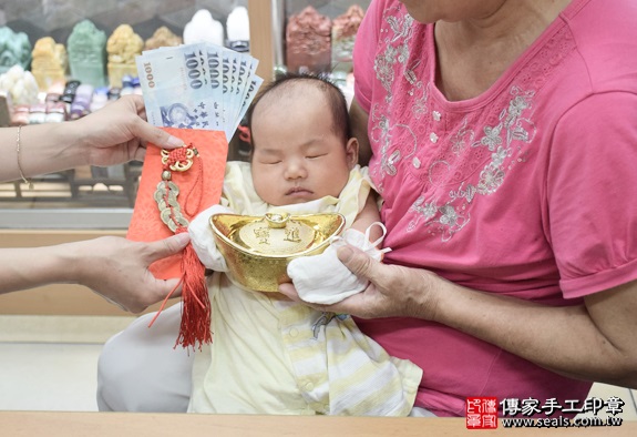 剃胎毛、滿月剃頭、嬰兒剃頭、嬰兒理髮、嬰兒剃髮、嬰兒剃胎毛、嬰兒滿月剃頭、寶寶剃頭、剃胎毛儀式、剃胎毛吉祥話、滿月剃頭儀式、滿月剃頭吉祥話、寶寶剃胎毛、寶寶滿月剃頭理髮、新北永和區剃胎毛、新北永和區滿月剃頭、新北永和區嬰兒剃頭剃胎毛、新北永和區嬰兒理髮、新北永和區嬰兒剃髮、許寶寶(新北永和區嬰兒寶寶滿月剃頭理髮、免費嬰兒剃胎毛儀式吉祥話)。中國風會場，爸媽寶貝免費穿「日中韓」古裝禮服。專業拍照、DVD光碟、證書。★購買「臍帶章、肚臍章、胎毛筆刷印章」贈送：剃頭、收涎、抓周，三選一。2016.05.09  照片14