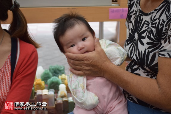 剃胎毛、滿月剃頭、嬰兒剃頭、嬰兒理髮、嬰兒剃髮、嬰兒剃胎毛、嬰兒滿月剃頭、寶寶剃頭、剃胎毛儀式、剃胎毛吉祥話、滿月剃頭儀式、滿月剃頭吉祥話、寶寶剃胎毛、寶寶滿月剃頭理髮、 新北市永和地區剃胎毛、新北市永和地區滿月剃頭、新北市永和地區嬰兒剃頭剃胎毛、新北市永和地區嬰兒理髮、新北市嬰兒剃髮、 許寶寶(新北永和區嬰兒寶寶滿月剃頭理髮、免費嬰兒剃胎毛儀式吉祥話)。中國風會場，爸媽寶貝免費穿「日中韓」古裝禮服。專業拍照、DVD光碟、證書。★購買「臍帶章、肚臍章、胎毛筆刷印章」贈送：剃頭、收涎、抓周，三選一。2017.08.17照片15