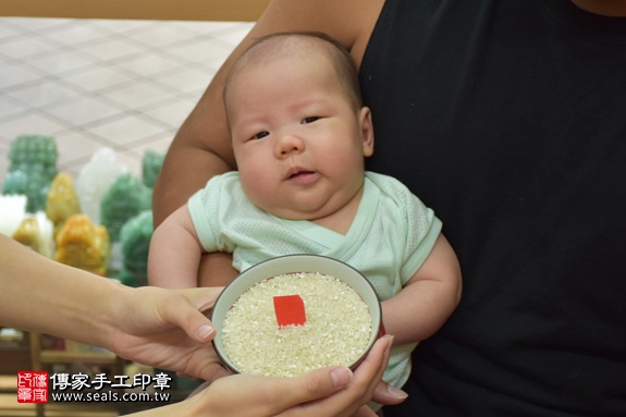 剃胎毛、滿月剃頭、嬰兒剃頭、嬰兒理髮、嬰兒剃髮、嬰兒剃胎毛、嬰兒滿月剃頭、寶寶剃頭、剃胎毛儀式、剃胎毛吉祥話、滿月剃頭儀式、滿月剃頭吉祥話、寶寶剃胎毛、寶寶滿月剃頭理髮、 新北市永和地區剃胎毛、新北市永和地區滿月剃頭、新北市永和地區嬰兒剃頭剃胎毛、新北市永和地區嬰兒理髮、新北市嬰兒剃髮、莊寶寶(新北永和區嬰兒寶寶滿月剃頭理髮、免費嬰兒剃胎毛儀式吉祥話)。中國風會場，爸媽寶貝免費穿「日中韓」古裝禮服。專業拍照、DVD光碟、證書。★購買「臍帶章、肚臍章、胎毛筆刷印章」贈送：剃頭、收涎、抓周，三選一。2017.09.06照片6