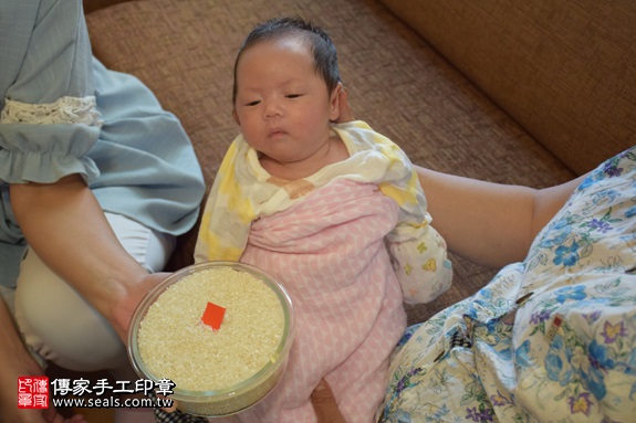 剃胎毛、滿月剃頭、嬰兒剃頭、嬰兒理髮、嬰兒剃髮、嬰兒剃胎毛、嬰兒滿月剃頭、寶寶剃頭、剃胎毛儀式、剃胎毛吉祥話、滿月剃頭儀式、滿月剃頭吉祥話、寶寶剃胎毛、寶寶滿月剃頭理髮、 新北市北投地區剃胎毛、新北市北投地區滿月剃頭、新北市北投地區嬰兒剃頭剃胎毛、新北市北投地區嬰兒理髮、新北市嬰兒剃髮、蘇寶寶(新北北投區到府嬰兒寶寶滿月剃頭理髮、免費到府嬰兒剃胎毛儀式吉祥話)。到府剃頭剃胎毛主持、專業拍照、DVD光碟、證書。★購買「臍帶章、肚臍章、胎毛筆刷印章」贈送：剃頭、收涎、抓周，三選一。2017.09.18照片9