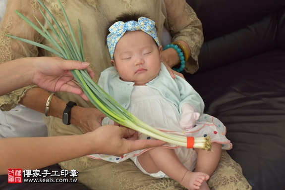 剃胎毛、滿月剃頭、嬰兒剃頭、嬰兒理髮、嬰兒剃髮、嬰兒剃胎毛、嬰兒滿月剃頭、寶寶剃頭、剃胎毛儀式、剃胎毛吉祥話、滿月剃頭儀式、滿月剃頭吉祥話、寶寶剃胎毛、寶寶滿月剃頭理髮、 台北市大安地區剃胎毛、台北市大安地區滿月剃頭、台北市大安地區嬰兒剃頭剃胎毛、台北市大安地區嬰兒理髮、台北市嬰兒剃髮、隋寶寶(台北大安區到府嬰兒寶寶滿月剃頭理髮、免費到府嬰兒剃胎毛儀式吉祥話)。到府剃頭剃胎毛主持、專業拍照、DVD光碟、證書。★購買「臍帶章、肚臍章、胎毛筆刷印章」贈送：剃頭、收涎、抓周，三選一。2017.10.05照片12