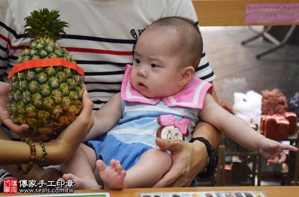 剃胎毛、滿月剃頭、嬰兒剃頭、嬰兒理髮、嬰兒剃髮、嬰兒剃胎毛、嬰兒滿月剃頭、寶寶剃頭、剃胎毛儀式、剃胎毛吉祥話、滿月剃頭儀式、滿月剃頭吉祥話、寶寶剃胎毛、寶寶滿月剃頭理髮、新北永和區剃胎毛、新北永和區滿月剃頭、新北永和區嬰兒剃頭剃胎毛、新北永和區嬰兒理髮、新北永和區嬰兒剃髮、蔡寶寶(新北永和區嬰兒寶寶滿月剃頭理髮、免費嬰兒剃胎毛儀式吉祥話)。中國風會場，爸媽寶貝免費穿「日中韓」古裝禮服。專業拍照、DVD光碟、證書。★購買「臍帶章、肚臍章、胎毛筆刷印章」贈送：剃頭、收涎、抓周，三選一。2016.08.13  照片14