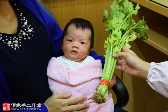 剃胎毛、滿月剃頭、嬰兒剃頭、嬰兒理髮、嬰兒剃髮、嬰兒剃胎毛、嬰兒滿月剃頭、寶寶剃頭、剃胎毛儀式、剃胎毛吉祥話、滿月剃頭儀式、滿月剃頭吉祥話、寶寶剃胎毛、寶寶滿月剃頭理髮、 新北中和區剃胎毛、新北中和區滿月剃頭、 新北中和區嬰兒剃頭剃胎毛、新北中和區嬰兒理髮、新北中和區嬰兒剃髮、楊寶寶(新北中和區到府嬰兒寶寶滿月剃頭理髮、免費到府嬰兒剃胎毛儀式吉祥話)。到府剃頭剃胎毛主持、專業拍照、DVD光碟、證書。★購買「臍帶章、肚臍章、胎毛筆刷印章」贈送：剃頭、收涎、抓周，三選一。2016.08.31  照片11