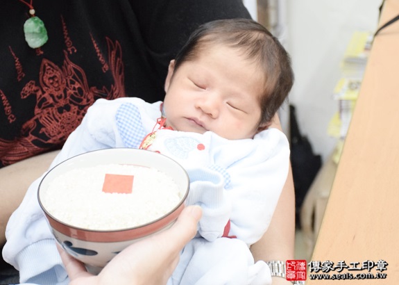 剃胎毛、滿月剃頭、嬰兒剃頭、嬰兒理髮、嬰兒剃髮、嬰兒剃胎毛、嬰兒滿月剃頭、寶寶剃頭、剃胎毛儀式、剃胎毛吉祥話、滿月剃頭儀式、滿月剃頭吉祥話、寶寶剃胎毛、寶寶滿月剃頭理髮、新北永和區剃胎毛、新北永和區滿月剃頭、新北永和區嬰兒剃頭剃胎毛、新北永和區嬰兒理髮、新北永和區嬰兒剃髮、陳寶寶(新北永和區嬰兒寶寶滿月剃頭理髮、免費嬰兒剃胎毛儀式吉祥話)。中國風會場，爸媽寶貝免費穿「日中韓」古裝禮服。專業拍照、DVD光碟、證書。★購買「臍帶章、肚臍章、胎毛筆刷印章」贈送：剃頭、收涎、抓周，三選一。2015.12.21 照片6