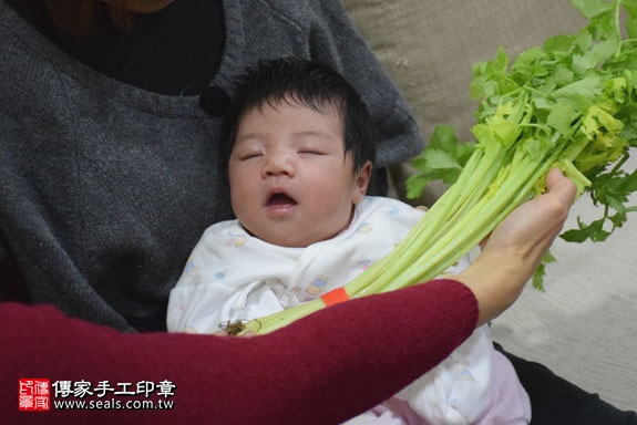 剃胎毛、滿月剃頭、嬰兒剃頭、嬰兒理髮、嬰兒剃髮、嬰兒剃胎毛、嬰兒滿月剃頭、寶寶剃頭、剃胎毛儀式、剃胎毛吉祥話、滿月剃頭儀式、滿月剃頭吉祥話、寶寶剃胎毛、寶寶滿月剃頭理髮、新北中和區剃胎毛、新北中和區滿月剃頭、新北中和區嬰兒剃頭剃胎毛、新北中和區嬰兒理髮、新北中和區嬰兒剃髮、王寶寶(新北中和區嬰兒寶寶滿月剃頭理髮、免費嬰兒剃胎毛儀式吉祥話)。中國風會場，爸媽寶貝免費穿「日中韓」古裝禮服。專業拍照、DVD光碟、證書。★購買「臍帶章、肚臍章、胎毛筆刷印章」贈送：剃頭、收涎、抓周，三選一。2017.02.07 照片12