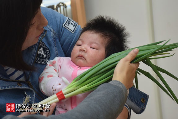 剃胎毛、滿月剃頭、嬰兒剃頭、嬰兒理髮、嬰兒剃髮、嬰兒剃胎毛、嬰兒滿月剃頭、寶寶剃頭、剃胎毛儀式、剃胎毛吉祥話、滿月剃頭儀式、滿月剃頭吉祥話、寶寶剃胎毛、寶寶滿月剃頭理髮、新竹香山區剃胎毛、新竹香山區滿月剃頭、新竹香山區嬰兒剃頭剃胎毛、新竹香山區嬰兒理髮、新竹香山區嬰兒剃髮、田寶寶(新竹香山區嬰兒寶寶滿月剃頭理髮、免費嬰兒剃胎毛儀式吉祥話)。中國風會場，爸媽寶貝免費穿「日中韓」古裝禮服。專業拍照、DVD光碟、證書。★購買「臍帶章、肚臍章、胎毛筆刷印章」贈送：剃頭、收涎、抓周，三選一。2017.02.15 照片12