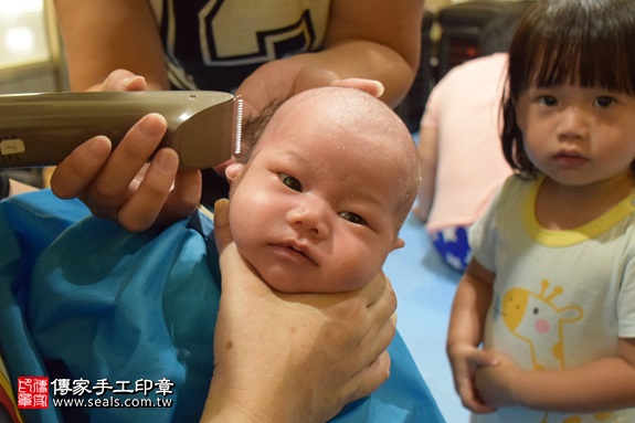 剃胎毛、滿月剃頭、嬰兒剃頭、嬰兒理髮、嬰兒剃髮、嬰兒剃胎毛、嬰兒滿月剃頭、寶寶剃頭、剃胎毛儀式、剃胎毛吉祥話、滿月剃頭儀式、滿月剃頭吉祥話、寶寶剃胎毛、寶寶滿月剃頭理髮、 新北永和區剃胎毛、新北永和區滿月剃頭、 新北永和區嬰兒剃頭剃胎毛、新北永和區嬰兒理髮、新北永和區嬰兒剃髮、陳寶寶(新北永和區到府嬰兒寶寶滿月剃頭理髮、免費到府嬰兒剃胎毛儀式吉祥話)。到府剃頭剃胎毛主持、專業拍照、DVD光碟、證書。★購買「臍帶章、肚臍章、胎毛筆刷印章」贈送：剃頭、收涎、抓周，三選一。2017.07.21  照片14