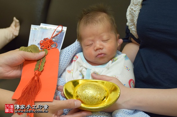 剃胎毛、滿月剃頭、嬰兒剃頭、嬰兒理髮、嬰兒剃髮、嬰兒剃胎毛、嬰兒滿月剃頭、寶寶剃頭、剃胎毛儀式、剃胎毛吉祥話、滿月剃頭儀式、滿月剃頭吉祥話、寶寶剃胎毛、寶寶滿月剃頭理髮、 新北市新莊地區剃胎毛、新北市新莊地區滿月剃頭、新北市新莊地區嬰兒剃頭剃胎毛、新北市新莊地區嬰兒理髮、新北市嬰兒剃髮、盧寶寶(新北新莊區到府嬰兒寶寶滿月剃頭理髮、免費到府嬰兒剃胎毛儀式吉祥話)。到府剃頭剃胎毛主持、專業拍照、DVD光碟、證書。★購買「臍帶章、肚臍章、胎毛筆刷印章」贈送：剃頭、收涎、抓周，三選一。2017.09.10照片15