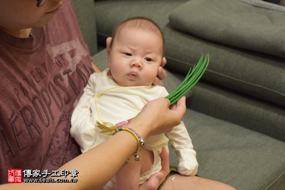 剃胎毛、滿月剃頭、嬰兒剃頭、嬰兒理髮、嬰兒剃髮、嬰兒剃胎毛、嬰兒滿月剃頭、寶寶剃頭、剃胎毛儀式、剃胎毛吉祥話、滿月剃頭儀式、滿月剃頭吉祥話、寶寶剃胎毛、寶寶滿月剃頭理髮、 台北市信義地區剃胎毛、台北市信義地區滿月剃頭、台北市信義地區嬰兒剃頭剃胎毛、台北市信義地區嬰兒理髮、台北市嬰兒剃髮、鄧寶寶(台北信義區到府嬰兒寶寶滿月剃頭理髮、免費到府嬰兒剃胎毛儀式吉祥話)。到府剃頭剃胎毛主持、專業拍照、DVD光碟、證書。★購買「臍帶章、肚臍章、胎毛筆刷印章」贈送：剃頭、收涎、抓周，三選一。2017.11.18照片11