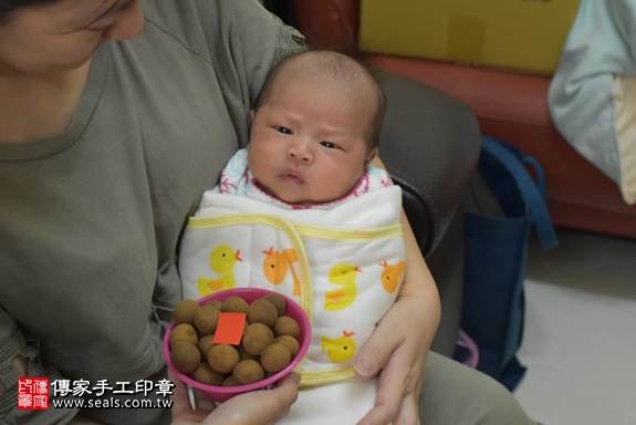 剃胎毛、滿月剃頭、嬰兒剃頭、嬰兒理髮、嬰兒剃髮、嬰兒剃胎毛、嬰兒滿月剃頭、寶寶剃頭、剃胎毛儀式、剃胎毛吉祥話、滿月剃頭儀式、滿月剃頭吉祥話、寶寶剃胎毛、寶寶滿月剃頭理髮、 新竹縣湖口地區剃胎毛、新竹縣湖口地區滿月剃頭、新竹縣湖口地區嬰兒剃頭剃胎毛、新竹縣湖口地區嬰兒理髮新竹縣嬰兒剃髮、林寶寶(新竹湖口鄉到府嬰兒寶寶滿月剃頭理髮、免費到府嬰兒剃胎毛儀式吉祥話)。到府剃頭剃胎毛主持、專業拍照、DVD光碟、證書。★購買「臍帶章、肚臍章、胎毛筆刷印章」贈送：剃頭、收涎、抓周，三選一。2017.12.22照片7