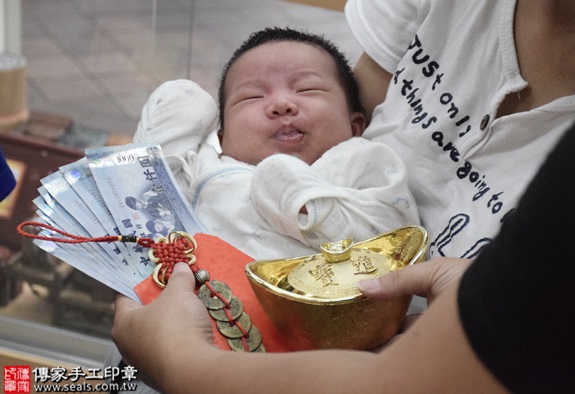 剃胎毛、滿月剃頭、嬰兒剃頭、嬰兒理髮、嬰兒剃髮、嬰兒剃胎毛、嬰兒滿月剃頭、寶寶剃頭、剃胎毛儀式、剃胎毛吉祥話、滿月剃頭儀式、滿月剃頭吉祥話、寶寶剃胎毛、寶寶滿月剃頭理髮、新北永和區剃胎毛、新北永和區滿月剃頭、新北永和區嬰兒剃頭剃胎毛、新北永和區嬰兒理髮、新北永和區嬰兒剃髮、林寶寶(新北永和區嬰兒寶寶滿月剃頭理髮、免費嬰兒剃胎毛儀式吉祥話)。中國風會場，爸媽寶貝免費穿「日中韓」古裝禮服。專業拍照、DVD光碟、證書。★購買「臍帶章、肚臍章、胎毛筆刷印章」贈送：剃頭、收涎、抓周，三選一。2016.07.13  照片14