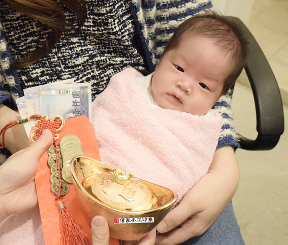 蔡寶寶(新北中和區到府嬰兒寶寶滿月剃頭理髮、免費到府嬰兒剃胎毛儀式吉祥話)。到府剃頭剃胎毛主持、專業拍照、DVD光碟、證書。★購買「臍帶章、肚臍章、胎毛筆刷印章」贈送：剃頭、收涎、抓周，三選一。2015.11.04 照片14