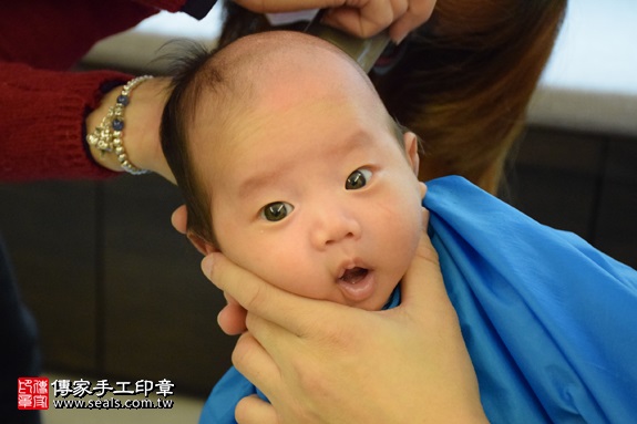 剃胎毛、滿月剃頭、嬰兒剃頭、嬰兒理髮、嬰兒剃髮、嬰兒剃胎毛、嬰兒滿月剃頭、寶寶剃頭、剃胎毛儀式、剃胎毛吉祥話、滿月剃頭儀式、滿月剃頭吉祥話、寶寶剃胎毛、寶寶滿月剃頭理髮、 台北中山區剃胎毛、台北中山區滿月剃頭、 台北中山區嬰兒剃頭剃胎毛、台北中山區嬰兒理髮、台北中山區嬰兒剃髮、魏寶寶(台北中山區到府嬰兒寶寶滿月剃頭理髮、免費到府嬰兒剃胎毛儀式吉祥話)。到府剃頭剃胎毛主持、專業拍照、DVD光碟、證書。★購買「臍帶章、肚臍章、胎毛筆刷印章」贈送：剃頭、收涎、抓周，三選一。2017.01.21  照片15