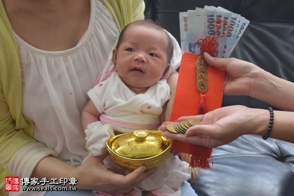 剃胎毛、滿月剃頭、嬰兒剃頭、嬰兒理髮、嬰兒剃髮、嬰兒剃胎毛、嬰兒滿月剃頭、寶寶剃頭、剃胎毛儀式、剃胎毛吉祥話、滿月剃頭儀式、滿月剃頭吉祥話、寶寶剃胎毛、寶寶滿月剃頭理髮、 新北板橋區剃胎毛、新北板橋區滿月剃頭、 新北板橋區嬰兒剃頭剃胎毛、新北板橋區嬰兒理髮、新北板橋區嬰兒剃髮、徐寶寶(新北板橋區到府嬰兒寶寶滿月剃頭理髮、免費到府嬰兒剃胎毛儀式吉祥話)。到府剃頭剃胎毛主持、專業拍照、DVD光碟、證書。★購買「臍帶章、肚臍章、胎毛筆刷印章」贈送：剃頭、收涎、抓周，三選一。2017.06.13  照片16