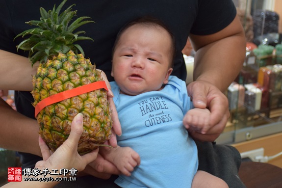 剃胎毛、滿月剃頭、嬰兒剃頭、嬰兒理髮、嬰兒剃髮、嬰兒剃胎毛、嬰兒滿月剃頭、寶寶剃頭、剃胎毛儀式、剃胎毛吉祥話、滿月剃頭儀式、滿月剃頭吉祥話、寶寶剃胎毛、寶寶滿月剃頭理髮、新北永和區剃胎毛、新北永和區滿月剃頭、新北永和區嬰兒剃頭剃胎毛、新北永和區嬰兒理髮、新北永和區嬰兒剃髮、周寶寶(新北永和區嬰兒寶寶滿月剃頭理髮、免費嬰兒剃胎毛儀式吉祥話)。中國風會場，爸媽寶貝免費穿「日中韓」古裝禮服。專業拍照、DVD光碟、證書。★購買「臍帶章、肚臍章、胎毛筆刷印章」贈送：剃頭、收涎、抓周，三選一。2017.07.04 照片14