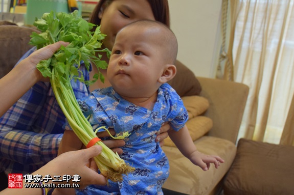 剃胎毛、滿月剃頭、嬰兒剃頭、嬰兒理髮、嬰兒剃髮、嬰兒剃胎毛、嬰兒滿月剃頭、寶寶剃頭、剃胎毛儀式、剃胎毛吉祥話、滿月剃頭儀式、滿月剃頭吉祥話、寶寶剃胎毛、寶寶滿月剃頭理髮、 新北汐止區剃胎毛、新北汐止區滿月剃頭、 新北汐止區嬰兒剃頭剃胎毛、新北汐止區嬰兒理髮、新北汐止區嬰兒剃髮、沈寶寶(新北汐止區到府嬰兒寶寶滿月剃頭理髮、免費到府嬰兒剃胎毛儀式吉祥話)。到府剃頭剃胎毛主持、專業拍照、DVD光碟、證書。★購買「臍帶章、肚臍章、胎毛筆刷印章」贈送：剃頭、收涎、抓周，三選一。2017.07.27  照片10