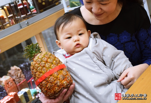 剃胎毛、滿月剃頭、嬰兒剃頭、嬰兒理髮、嬰兒剃髮、嬰兒剃胎毛、嬰兒滿月剃頭、寶寶剃頭、剃胎毛儀式、剃胎毛吉祥話、滿月剃頭儀式、滿月剃頭吉祥話、寶寶剃胎毛、寶寶滿月剃頭理髮、新北永和區剃胎毛、新北永和區滿月剃頭、新北永和區嬰兒剃頭剃胎毛、新北永和區嬰兒理髮、新北永和區嬰兒剃髮、林寶寶(新北永和區嬰兒寶寶滿月剃頭理髮、免費嬰兒剃胎毛儀式吉祥話)。中國風會場，爸媽寶貝免費穿「日中韓」古裝禮服。專業拍照、DVD光碟、證書。★購買「臍帶章、肚臍章、胎毛筆刷印章」贈送：剃頭、收涎、抓周，三選一。2016.03.25  照片14