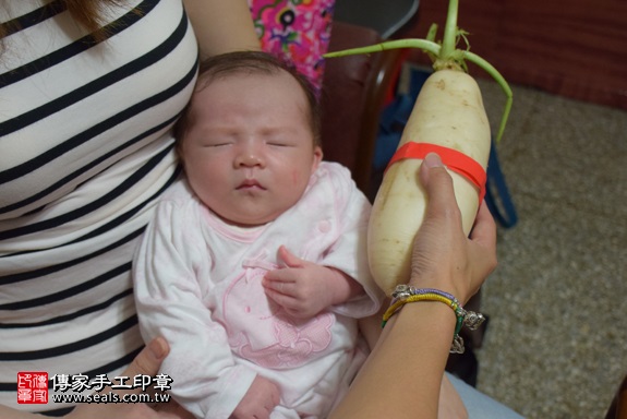 剃胎毛、滿月剃頭、嬰兒剃頭、嬰兒理髮、嬰兒剃髮、嬰兒剃胎毛、嬰兒滿月剃頭、寶寶剃頭、剃胎毛儀式、剃胎毛吉祥話、滿月剃頭儀式、滿月剃頭吉祥話、寶寶剃胎毛、寶寶滿月剃頭理髮、 新北市永和地區剃胎毛、新北市永和地區滿月剃頭、新北市永和地區嬰兒剃頭剃胎毛、新北市永和地區嬰兒理髮、新北市嬰兒剃髮、蘇寶寶(新北永和區)到府嬰兒寶寶滿月剃頭理髮、免費到府嬰兒剃胎毛儀式吉祥話)。到府剃頭剃胎毛主持、專業拍照、DVD光碟、證書。★購買「臍帶章、肚臍章、胎毛筆刷印章」贈送：剃頭、收涎、抓周，三選一。2017.11.18照片13