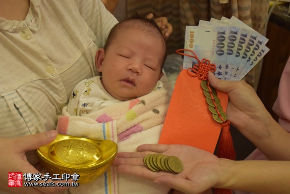 剃胎毛、滿月剃頭、嬰兒剃頭、嬰兒理髮、嬰兒剃髮、嬰兒剃胎毛、嬰兒滿月剃頭、寶寶剃頭、剃胎毛儀式、剃胎毛吉祥話、滿月剃頭儀式、滿月剃頭吉祥話、寶寶剃胎毛、寶寶滿月剃頭理髮、 新北市板橋地區剃胎毛、新北市板橋地區滿月剃頭、新北市板橋地區嬰兒剃頭剃胎毛、新北市板橋地區嬰兒理髮、新北市嬰兒剃髮、連寶寶(新北板橋區到府嬰兒寶寶滿月剃頭理髮、免費到府嬰兒剃胎毛儀式吉祥話)。到府剃頭剃胎毛主持、專業拍照、DVD光碟、證書。★購買「臍帶章、肚臍章、胎毛筆刷印章」贈送：剃頭、收涎、抓周，三選一。2017.11.21照片13