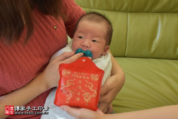 剃胎毛、滿月剃頭、嬰兒剃頭、嬰兒理髮、嬰兒剃髮、嬰兒剃胎毛、嬰兒滿月剃頭、寶寶剃頭、剃胎毛儀式、剃胎毛吉祥話、滿月剃頭儀式、滿月剃頭吉祥話、寶寶剃胎毛、寶寶滿月剃頭理髮、 新竹縣關西地區剃胎毛、新竹縣關西地區滿月剃頭、新竹縣關西地區嬰兒剃頭剃胎毛、新竹縣關西地區嬰兒理髮、新竹縣嬰兒剃髮、李寶寶(新竹關西鎮到府嬰兒寶寶滿月剃頭理髮、免費到府嬰兒剃胎毛儀式吉祥話)。到府剃頭剃胎毛主持、專業拍照、DVD光碟、證書。★購買「臍帶章、肚臍章、胎毛筆刷印章」贈送：剃頭、收涎、抓周，三選一。2017.11.28照片11