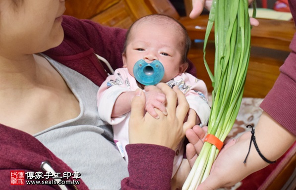 剃胎毛、滿月剃頭、嬰兒剃頭、嬰兒理髮、嬰兒剃髮、嬰兒剃胎毛、嬰兒滿月剃頭、寶寶剃頭、剃胎毛儀式、剃胎毛吉祥話、滿月剃頭儀式、滿月剃頭吉祥話、寶寶剃胎毛、寶寶滿月剃頭理髮、 新北市新莊地區剃胎毛、新北市新莊地區滿月剃頭、新北市新莊地區嬰兒剃頭剃胎毛、新北市新莊地區嬰兒理髮、新北市嬰兒剃髮、吳寶寶(新北新莊區到府嬰兒寶寶滿月剃頭理髮、免費到府嬰兒剃胎毛儀式吉祥話)。到府剃頭剃胎毛主持、專業拍照、DVD光碟、證書。★購買「臍帶章、肚臍章、胎毛筆刷印章」贈送：剃頭、收涎、抓周，三選一。2017.12.15照片10