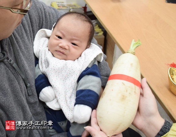 剃胎毛、滿月剃頭、嬰兒剃頭、嬰兒理髮、嬰兒剃髮、嬰兒剃胎毛、嬰兒滿月剃頭、寶寶剃頭、剃胎毛儀式、剃胎毛吉祥話、滿月剃頭儀式、滿月剃頭吉祥話、寶寶剃胎毛、寶寶滿月剃頭理髮、新北永和區剃胎毛、新北永和區滿月剃頭、新北永和區嬰兒剃頭剃胎毛、新北永和區嬰兒理髮、新北永和區嬰兒剃髮、簡寶寶(新北永和區嬰兒寶寶滿月剃頭理髮、免費嬰兒剃胎毛儀式吉祥話)。中國風會場，爸媽寶貝免費穿「日中韓」古裝禮服。專業拍照、DVD光碟、證書。★購買「臍帶章、肚臍章、胎毛筆刷印章」贈送：剃頭、收涎、抓周，三選一。2016.01.23 照片12