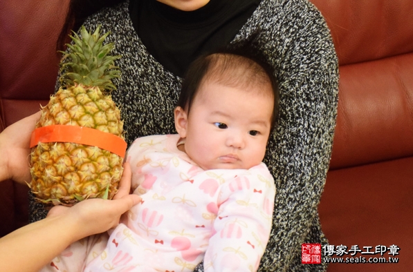剃胎毛、滿月剃頭、嬰兒剃頭、嬰兒理髮、嬰兒剃髮、嬰兒剃胎毛、嬰兒滿月剃頭、寶寶剃頭、剃胎毛儀式、剃胎毛吉祥話、滿月剃頭儀式、滿月剃頭吉祥話、寶寶剃胎毛、寶寶滿月剃頭理髮、 新北汐止區剃胎毛、新北汐止區滿月剃頭、 新北汐止區嬰兒剃頭剃胎毛、新北汐止區嬰兒理髮、新北汐止區嬰兒剃髮、梁寶寶(新北汐止區到府嬰兒寶寶滿月剃頭理髮、免費到府嬰兒剃胎毛儀式吉祥話)。到府剃頭剃胎毛主持、專業拍照、DVD光碟、證書。★購買「臍帶章、肚臍章、胎毛筆刷印章」贈送：剃頭、收涎、抓周，三選一。2016.03.10 照片13