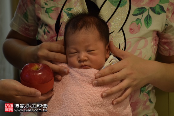 剃胎毛、滿月剃頭、嬰兒剃頭、嬰兒理髮、嬰兒剃髮、嬰兒剃胎毛、嬰兒滿月剃頭、寶寶剃頭、剃胎毛儀式、剃胎毛吉祥話、滿月剃頭儀式、滿月剃頭吉祥話、寶寶剃胎毛、寶寶滿月剃頭理髮、 新北市林口地區剃胎毛、新北市林口地區滿月剃頭、新北市林口地區嬰兒剃頭剃胎毛、新北市林口地區嬰兒理髮、新北市嬰兒剃髮、 黃寶寶(新北林口區到府嬰兒寶寶滿月剃頭理髮、免費到府嬰兒剃胎毛儀式吉祥話)。到府剃頭剃胎毛主持、專業拍照、DVD光碟、證書。★購買「臍帶章、肚臍章、胎毛筆刷印章」贈送：剃頭、收涎、抓周，三選一。2017.08.10照片8