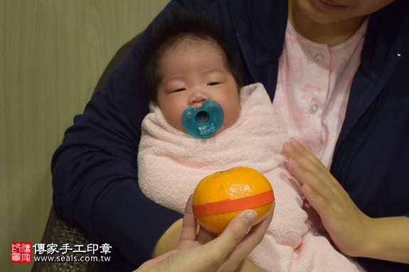 剃胎毛、滿月剃頭、嬰兒剃頭、嬰兒理髮、嬰兒剃髮、嬰兒剃胎毛、嬰兒滿月剃頭、寶寶剃頭、剃胎毛儀式、剃胎毛吉祥話、滿月剃頭儀式、滿月剃頭吉祥話、寶寶剃胎毛、寶寶滿月剃頭理髮、 新北市板橋地區剃胎毛、新北市板橋地區滿月剃頭、新北市板橋地區嬰兒剃頭剃胎毛、新北市板橋地區嬰兒理髮、新北市嬰兒剃髮、 朱寶寶(新北板橋區到府嬰兒寶寶滿月剃頭理髮、免費到府嬰兒剃胎毛儀式吉祥話)。到府剃頭剃胎毛主持、專業拍照、DVD光碟、證書。★購買「臍帶章、肚臍章、胎毛筆刷印章」贈送：剃頭、收涎、抓周，三選一。2017.09.02照片9