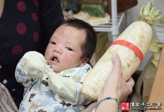 剃胎毛、滿月剃頭、嬰兒剃頭、嬰兒理髮、嬰兒剃髮、嬰兒剃胎毛、嬰兒滿月剃頭、寶寶剃頭、剃胎毛儀式、剃胎毛吉祥話、滿月剃頭儀式、滿月剃頭吉祥話、寶寶剃胎毛、寶寶滿月剃頭理髮、新北永和區剃胎毛、新北永和區滿月剃頭、新北永和區嬰兒剃頭剃胎毛、新北永和區嬰兒理髮、新北永和區嬰兒剃髮、王寶寶(新北永和區嬰兒寶寶滿月剃頭理髮、免費嬰兒剃胎毛儀式吉祥話)。中國風會場，爸媽寶貝免費穿「日中韓」古裝禮服。專業拍照、DVD光碟、證書。★購買「臍帶章、肚臍章、胎毛筆刷印章」贈送：剃頭、收涎、抓周，三選一。2016.03.31  照片13