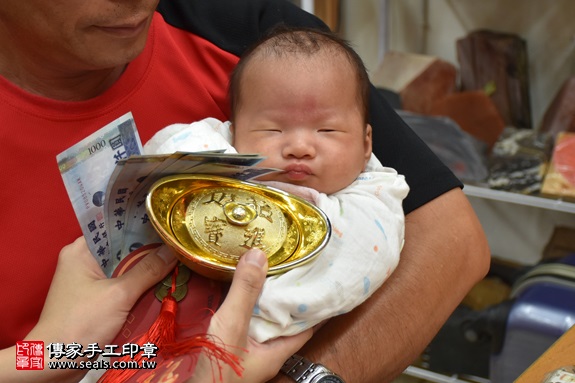 剃胎毛、滿月剃頭、嬰兒剃頭、嬰兒理髮、嬰兒剃髮、嬰兒剃胎毛、嬰兒滿月剃頭、寶寶剃頭、剃胎毛儀式、剃胎毛吉祥話、滿月剃頭儀式、滿月剃頭吉祥話、寶寶剃胎毛、寶寶滿月剃頭理髮、 新北市永和地區剃胎毛、新北市永和地區滿月剃頭、新北市永和地區嬰兒剃頭剃胎毛、新北市永和地區嬰兒理髮、新北市嬰兒剃髮、鍾寶寶(新北永和區嬰兒寶寶滿月剃頭理髮、免費嬰兒剃胎毛儀式吉祥話)。中國風會場，爸媽寶貝免費穿「日中韓」古裝禮服。專業拍照、DVD光碟、證書。★購買「臍帶章、肚臍章、胎毛筆刷印章」贈送：剃頭、收涎、抓周，三選一。2017.09.03照片15