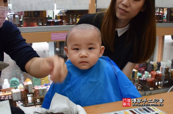 剃胎毛、滿月剃頭、嬰兒剃頭、嬰兒理髮、嬰兒剃髮、嬰兒剃胎毛、嬰兒滿月剃頭、寶寶剃頭、剃胎毛儀式、剃胎毛吉祥話、滿月剃頭儀式、滿月剃頭吉祥話、寶寶剃胎毛、寶寶滿月剃頭理髮、新北永和區剃胎毛、新北永和區滿月剃頭、新北永和區嬰兒剃頭剃胎毛、新北永和區嬰兒理髮、新北永和區嬰兒剃髮、李寶寶(新北永和區嬰兒寶寶滿月剃頭理髮、免費嬰兒剃胎毛儀式吉祥話)。中國風會場，爸媽寶貝免費穿「日中韓」古裝禮服。專業拍照、DVD光碟、證書。★購買「臍帶章、肚臍章、胎毛筆刷印章」贈送：剃頭、收涎、抓周，三選一。2016.04.09  照片20