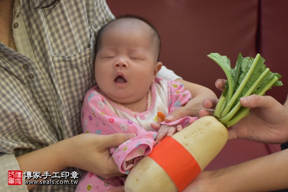 剃胎毛、滿月剃頭、嬰兒剃頭、嬰兒理髮、嬰兒剃髮、嬰兒剃胎毛、嬰兒滿月剃頭、寶寶剃頭、剃胎毛儀式、剃胎毛吉祥話、滿月剃頭儀式、滿月剃頭吉祥話、寶寶剃胎毛、寶寶滿月剃頭理髮、 桃園市桃園地區剃胎毛、桃園市桃園地區滿月剃頭、桃園市桃園地區嬰兒剃頭剃胎毛、桃園市桃園地區嬰兒理髮、桃園市嬰兒剃髮、梁寶寶(桃園桃園區到府嬰兒寶寶滿月剃頭理髮、免費到府嬰兒剃胎毛儀式吉祥話)。到府剃頭剃胎毛主持、專業拍照、DVD光碟、證書。★購買「臍帶章、肚臍章、胎毛筆刷印章」贈送：剃頭、收涎、抓周，三選一。2017.11.28照片10