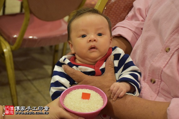 剃胎毛、滿月剃頭、嬰兒剃頭、嬰兒理髮、嬰兒剃髮、嬰兒剃胎毛、嬰兒滿月剃頭、寶寶剃頭、剃胎毛儀式、剃胎毛吉祥話、滿月剃頭儀式、滿月剃頭吉祥話、寶寶剃胎毛、寶寶滿月剃頭理髮、 新北市深坑地區剃胎毛、新北市深坑地區滿月剃頭、新北市深坑地區嬰兒剃頭剃胎毛、新北市深坑地區嬰兒理髮、新北市嬰兒剃髮、林寶寶(新北深坑區到府嬰兒寶寶滿月剃頭理髮、免費到府嬰兒剃胎毛儀式吉祥話)。到府剃頭剃胎毛主持、專業拍照、DVD光碟、證書。★購買「臍帶章、肚臍章、胎毛筆刷印章」贈送：剃頭、收涎、抓周，三選一。2017.12.10照片6