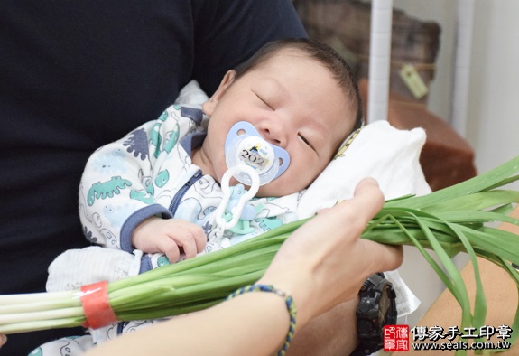 剃胎毛、滿月剃頭、嬰兒剃頭、嬰兒理髮、嬰兒剃髮、嬰兒剃胎毛、嬰兒滿月剃頭、寶寶剃頭、剃胎毛儀式、剃胎毛吉祥話、滿月剃頭儀式、滿月剃頭吉祥話、寶寶剃胎毛、寶寶滿月剃頭理髮、新北永和區剃胎毛、新北永和區滿月剃頭、新北永和區嬰兒剃頭剃胎毛、新北永和區嬰兒理髮、新北永和區嬰兒剃髮、鄭寶寶(新北永和區嬰兒寶寶滿月剃頭理髮、免費嬰兒剃胎毛儀式吉祥話)。中國風會場，爸媽寶貝免費穿「日中韓」古裝禮服。專業拍照、DVD光碟、證書。★購買「臍帶章、肚臍章、胎毛筆刷印章」贈送：剃頭、收涎、抓周，三選一。2016.04.08  照片10